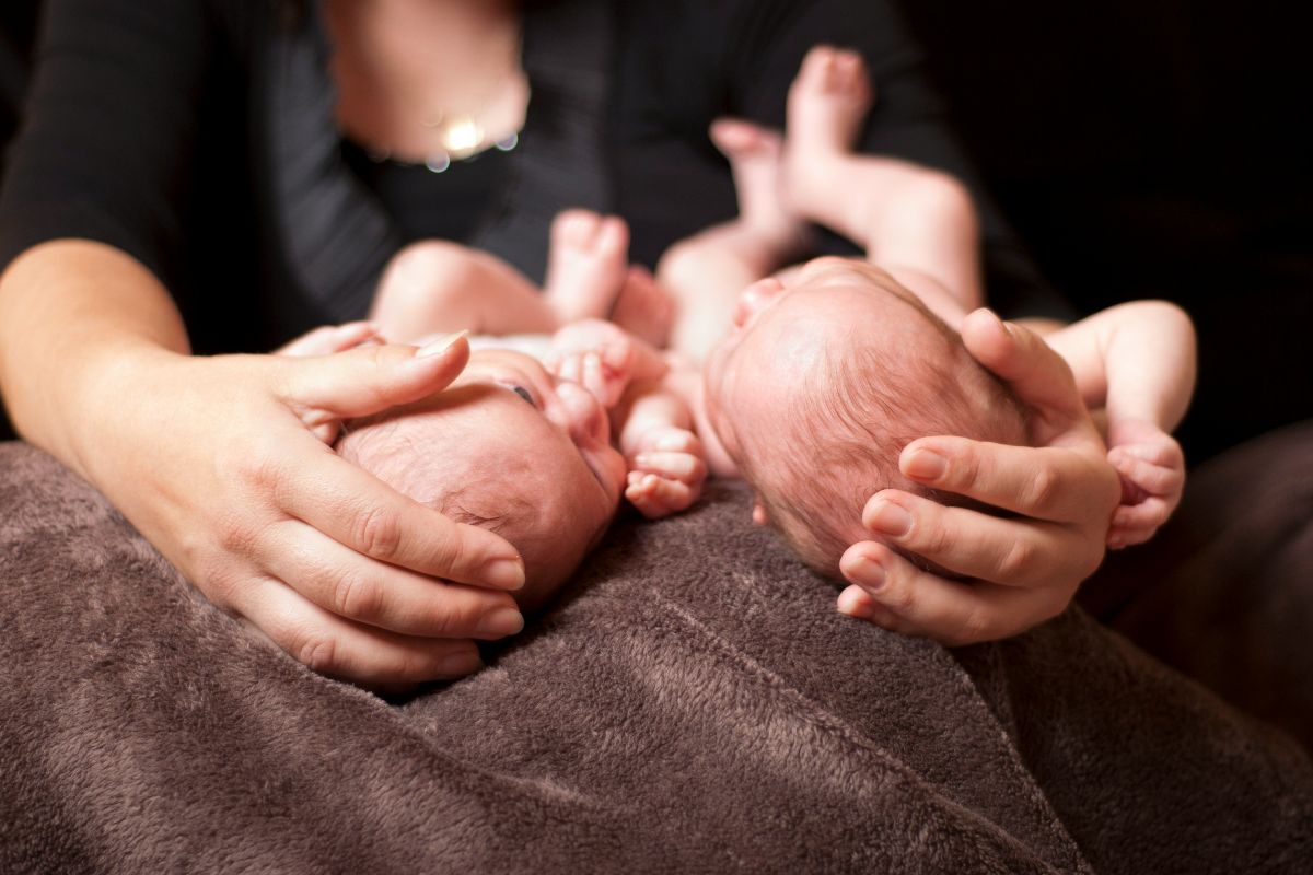 how-to-breastfeed-twins